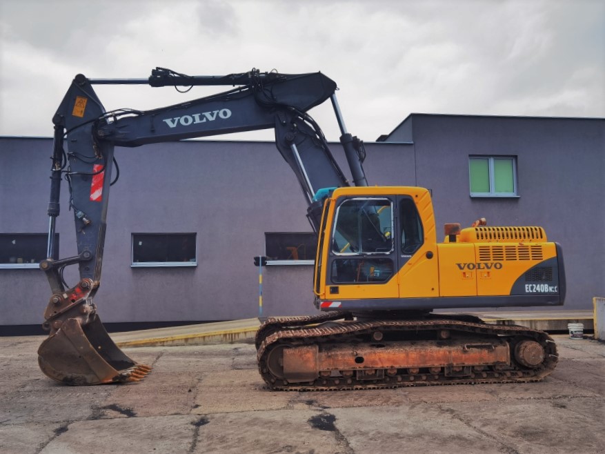 Koparka gąsienicowa Volvo EC240 na gąsienicach