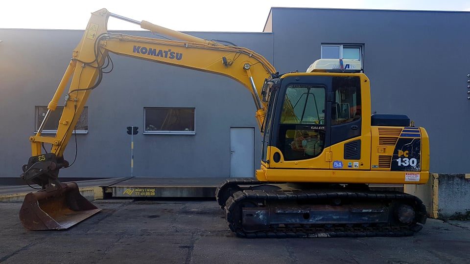 Koparka gąsienicowa Komatsu PC130-8 na gąsienicach